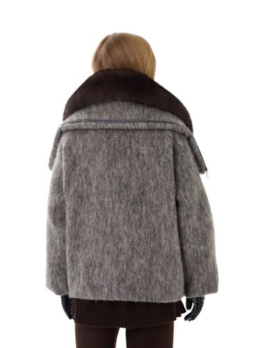 Серый шерстяной пуховик с меховым воротником