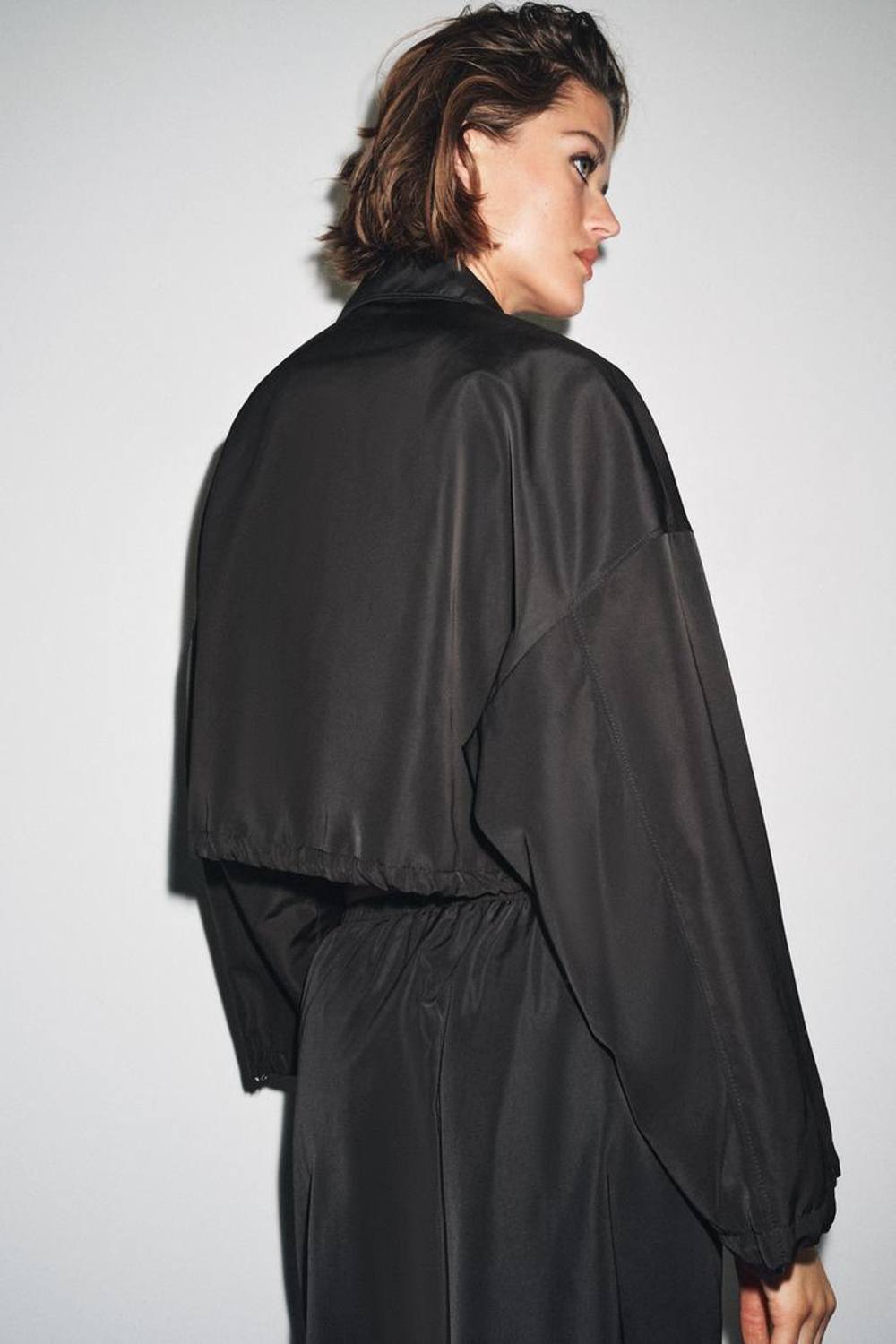 ZARA УКОРОЧЕННАЯ КУРТКА — ZW COLLECTION, ЧЕРНЫЙ