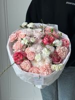 Букет сборный из хризантемы, кустовых пионовидных роз, одноголовых роз и веток спиреи