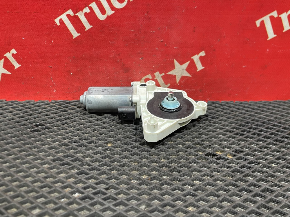 Моторчик стеклоподъемника левый 2023г.