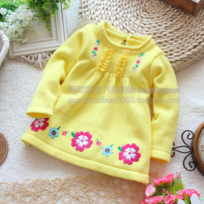 Платье детское вязаное с аппликациями в виде цветов