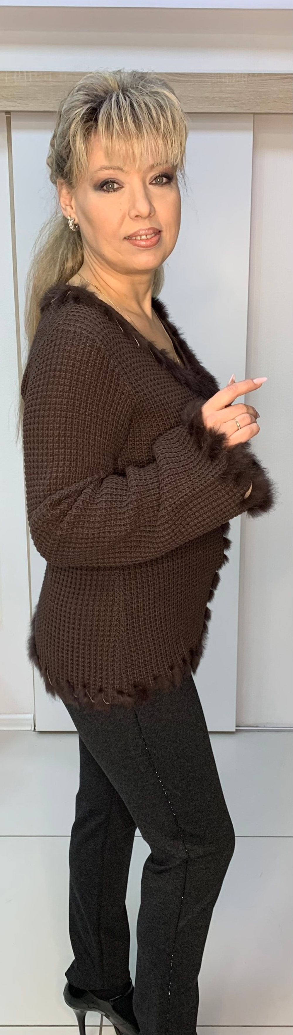 Коричневый джемпер с меховой отделкой