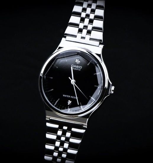 Наручные часы Casio MQ-1000D-1A2DF с бриллиантами
