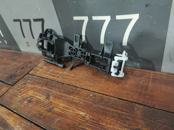 Кронштейн ручки передней левой Toyota Camry XV70 17-нв Б/У Оригинал 6920233060