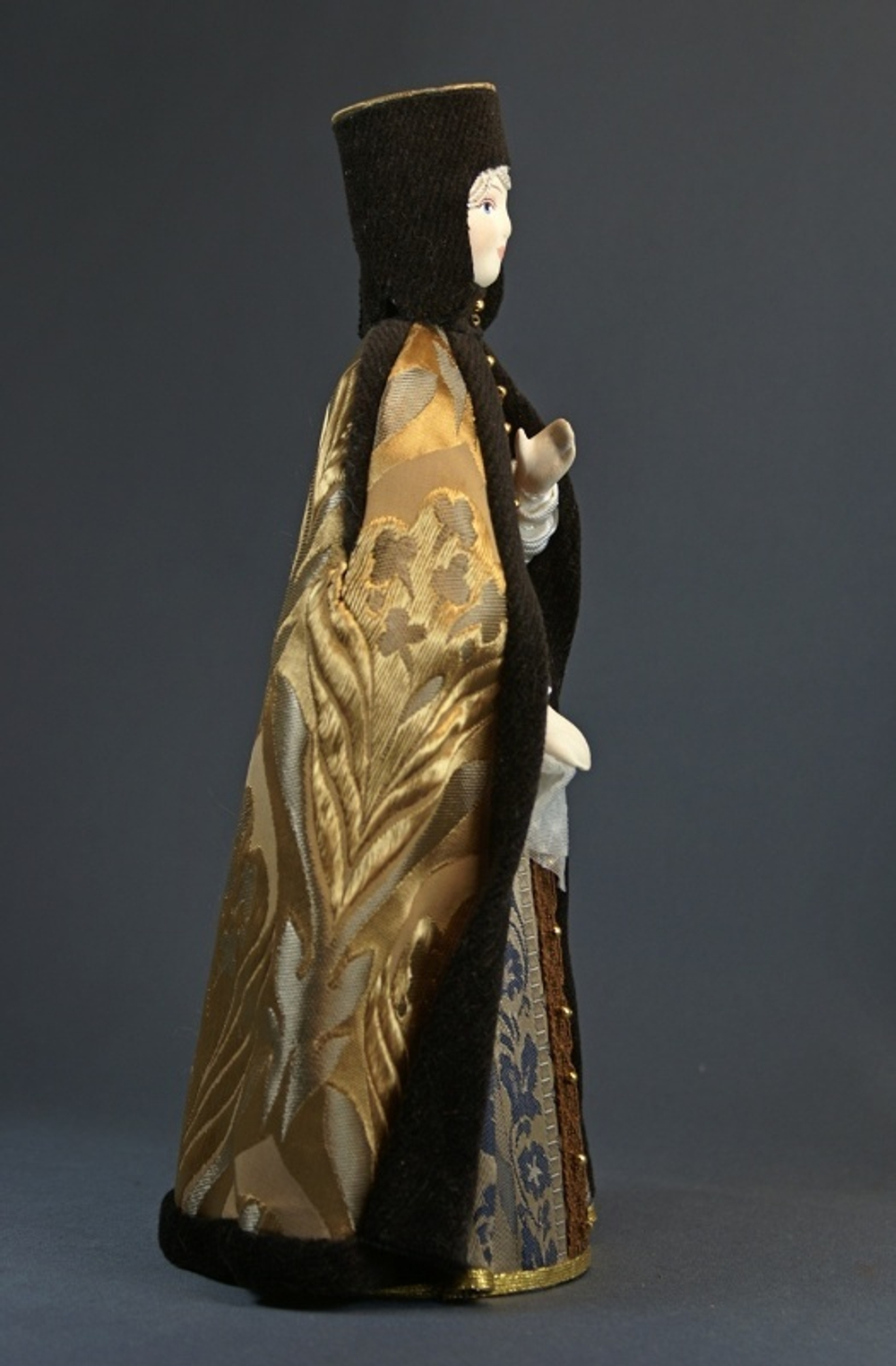 Кукла коллекционная фарфоровая в ездовом костюме царицы.