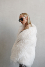 Шуба из эко-меха страуса молочная