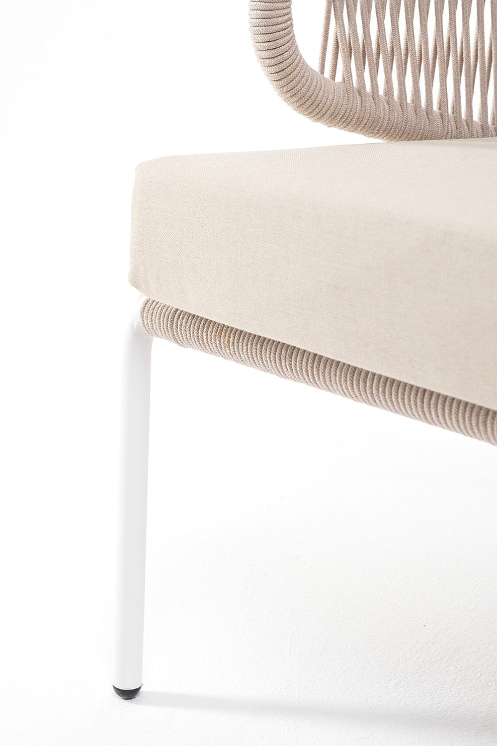 "Милан" диван 3-местный плетеный из роупа, каркас алюминий белый муар, роуп бежевый круглый, ткань бежевая 15052