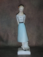 Статуэтка. Фарфор. Дама Сладкие шестнадцать. Royal Doulton. Англия