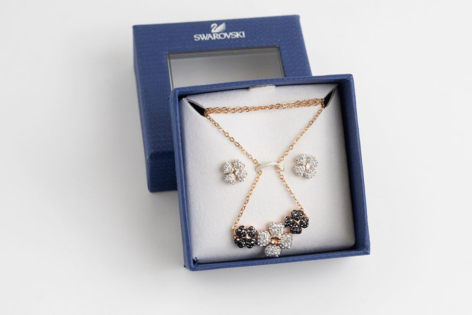 Комплект Swarovski из серег-пусетов и колье с клеверами, украшенными кристаллами