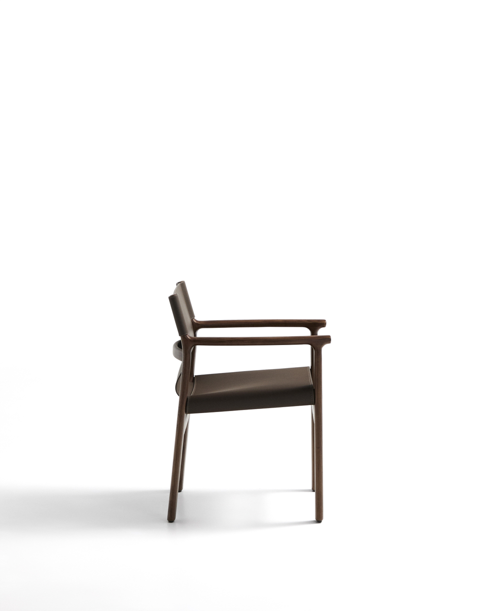 Стул Jan из переработанной кожи темно-коричневого цвета и ясеня в ореховом цвете