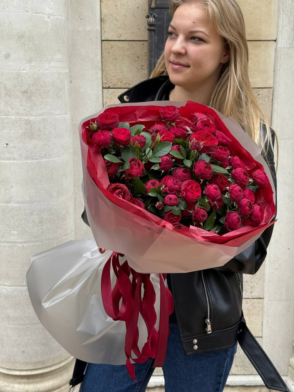 Красные кустовые розы