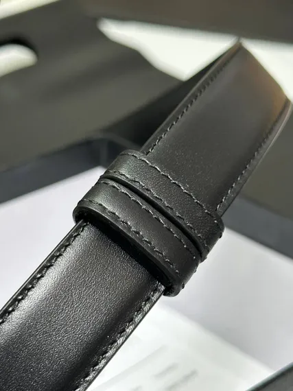 Ремень Saint Laurent с пряжкой CHARNIERE из гладкой кожи, чёрный