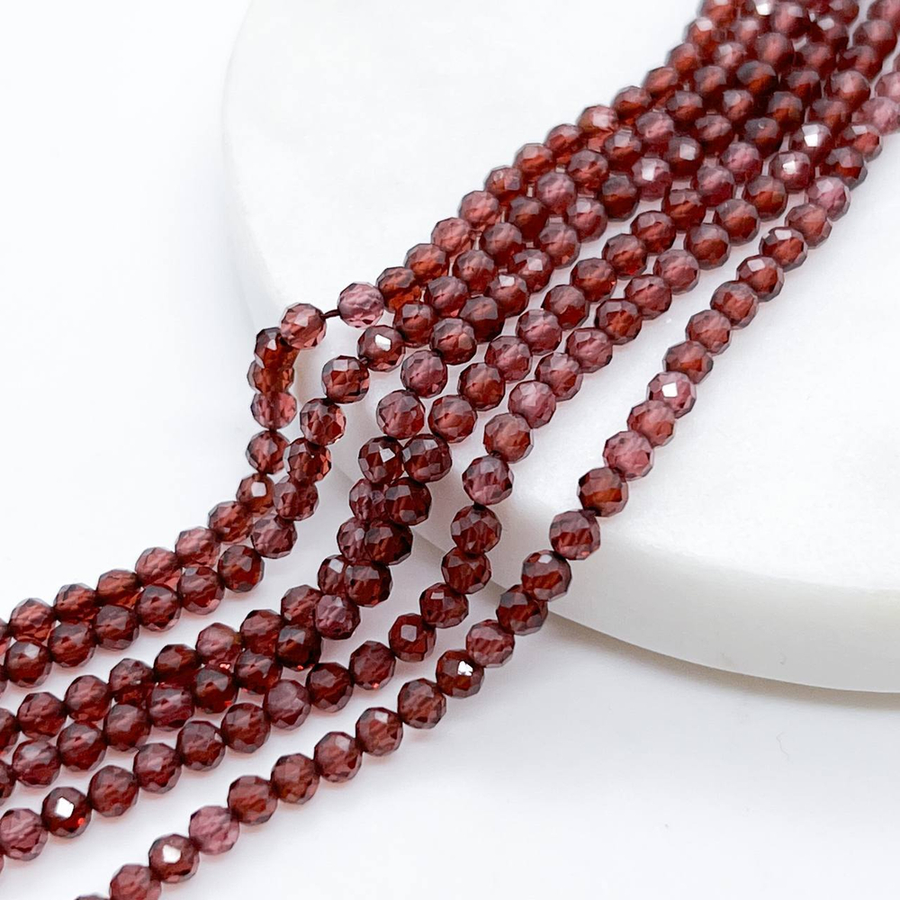 Гранат граненый бусины, диаметр около 3,2-3,4 мм, цена за нить 38 см