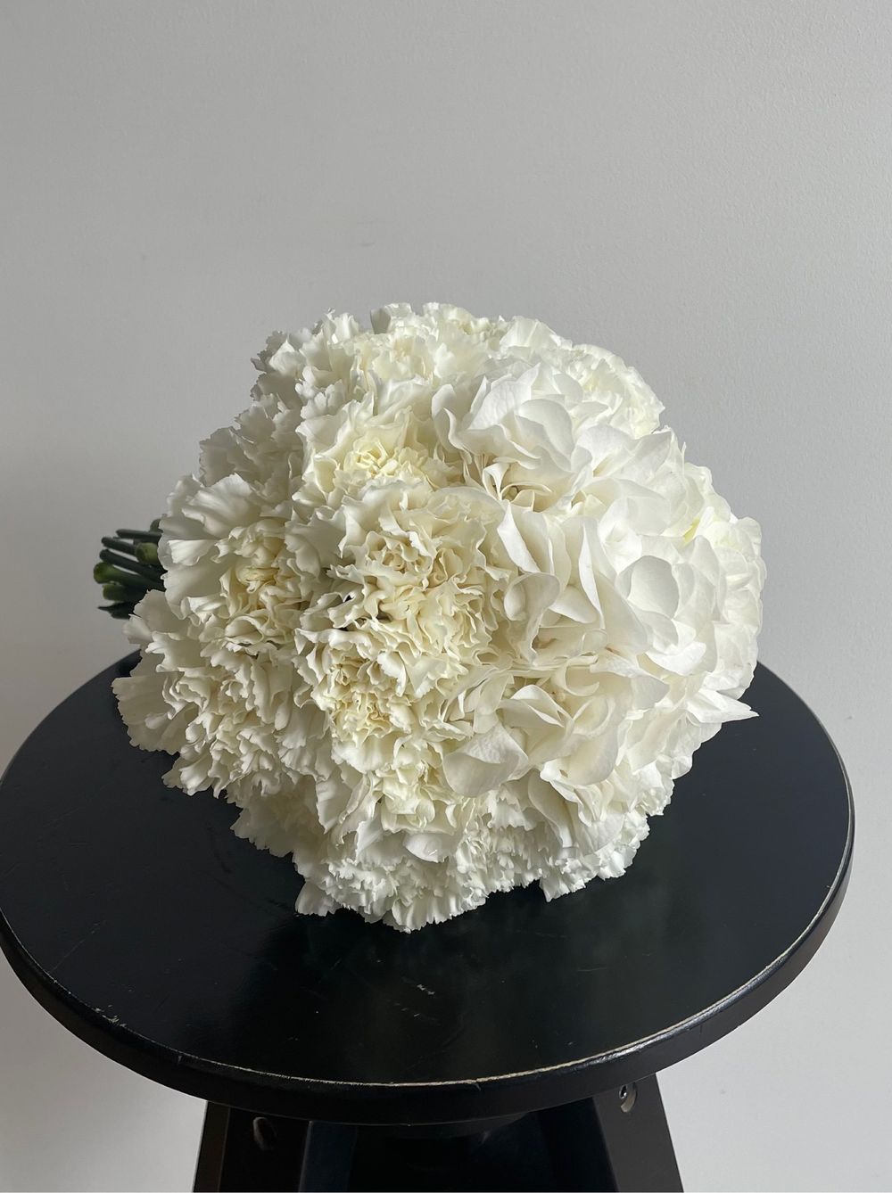 Свадебный букет из гортензии и диантусов