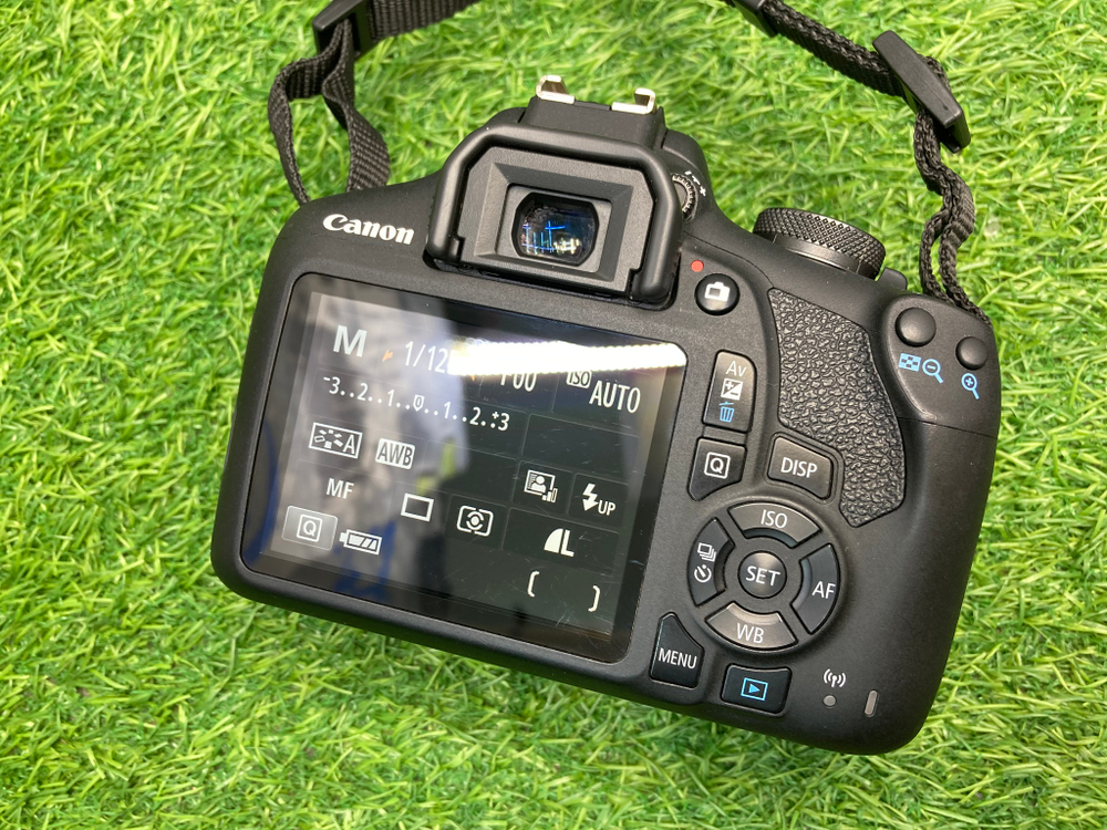 Canon 2000D Kit 18-55mm 3.5-5.6 IS II 22000 кадров