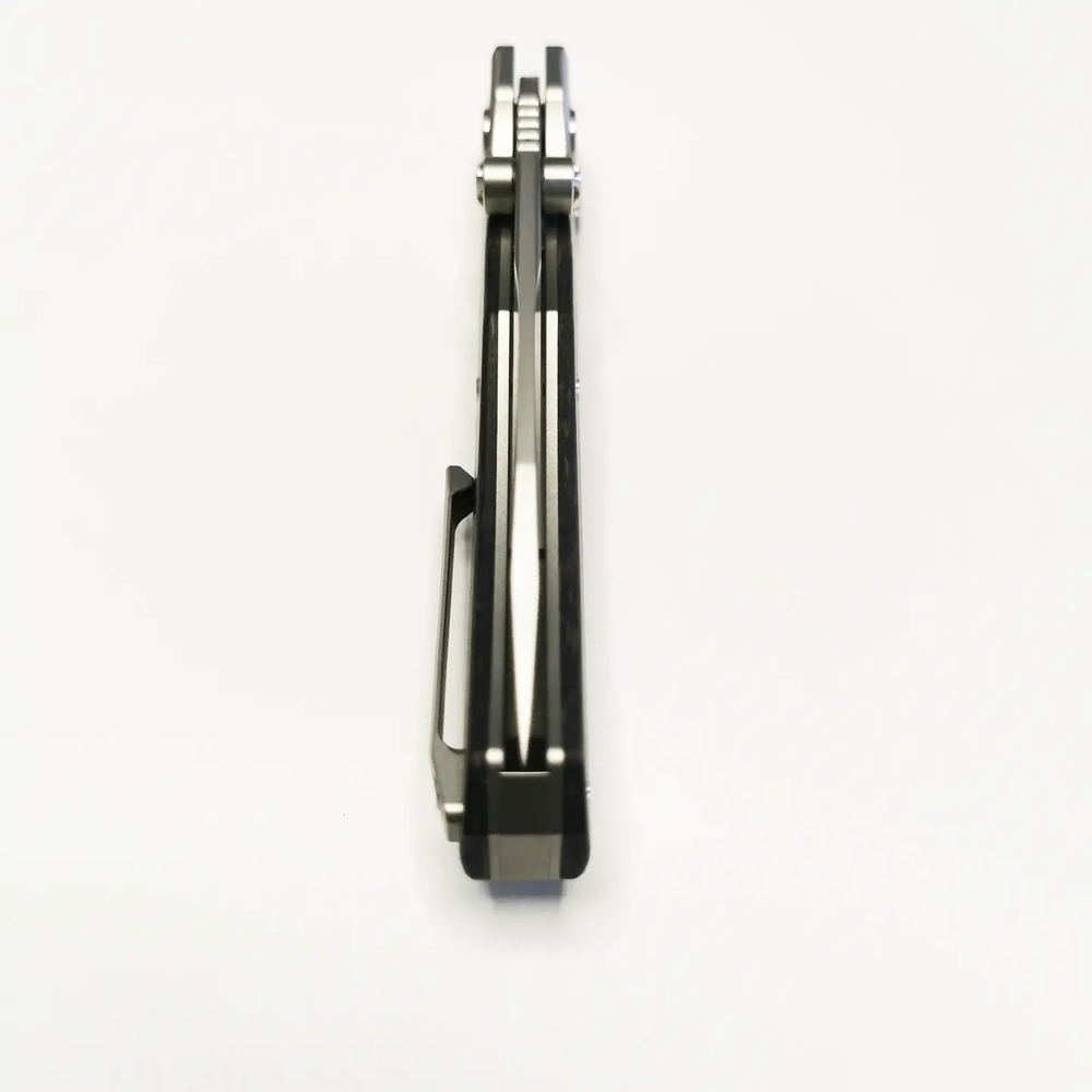 Нож складной YKNIFE Y3103. Нож изготовлен из премиум материалов. Рукоять из титанового сплава и карбона, имеется темлячное отверстие и односторонняя клипса. Клинок из M390, длиной 82 мм. Нож собран на керамических подшипниках. Замок button lock. Вес ножа 100 гр.