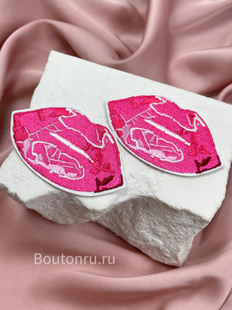 Нашивка в форме губ розовая