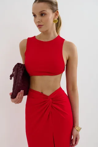 Топ укороченный с перекрутом из вискозы красного цвета