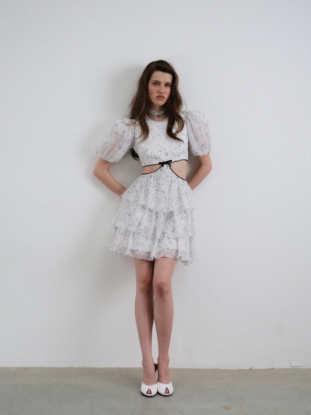 Кайли мини (Kylie mini), платье мини из молочного шифона с цветочным принтом