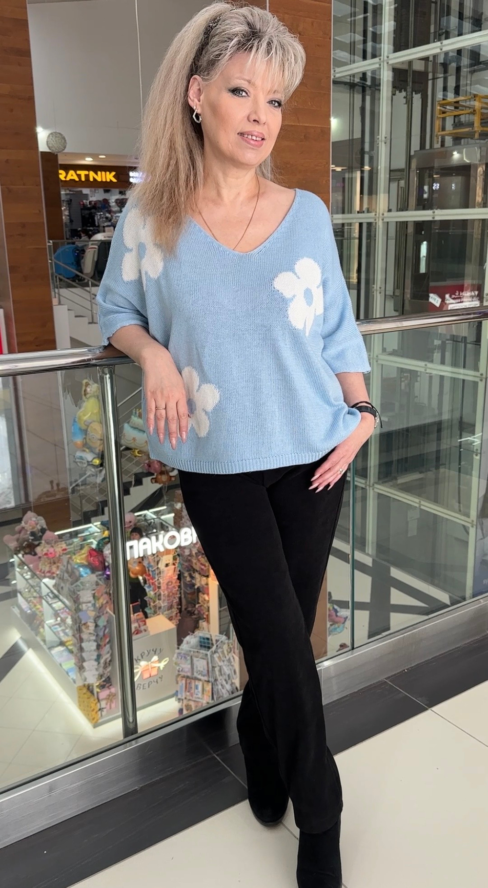 Трикотажный джемпер-блузон с белыми ромашками