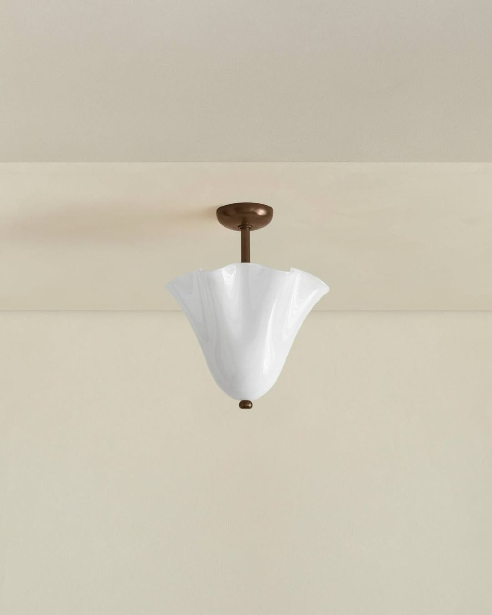 Изящный потолочный светильник