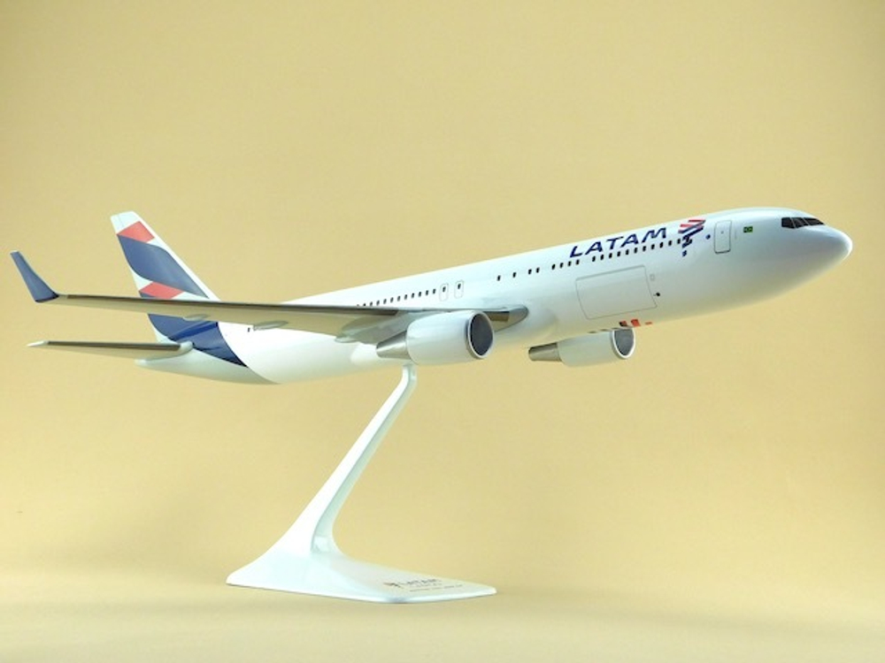 Модель самолета Boeing 767-300 (М1:100, LatAm)