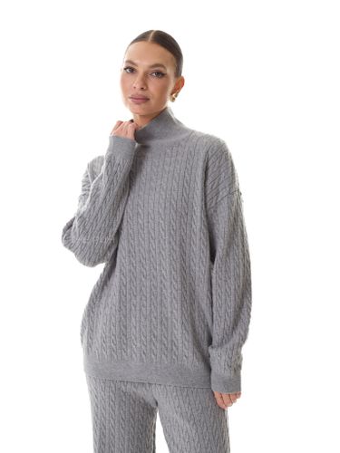 Серый трикотажный костюм в косичку