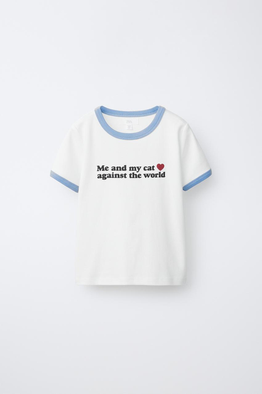 ZARA ФУТБОЛКА В РУБЧИК С КОНТРАСТНЫМ ТЕКСТОМ, ПАСТЕЛЬНО-СИНИЙ