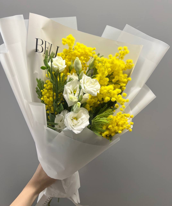 Букет с пушистой мимозой и эустомой