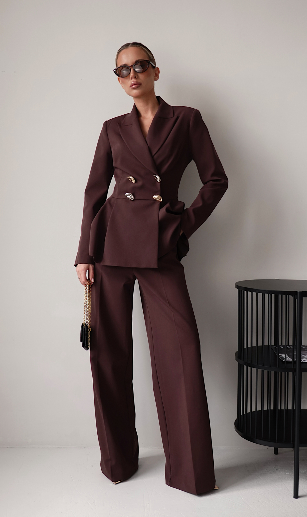 Костюм брючный с жакетом со шнуровкой на спине