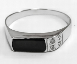 Ювелирное кольцо из серебра,вставка оникс,фианиты