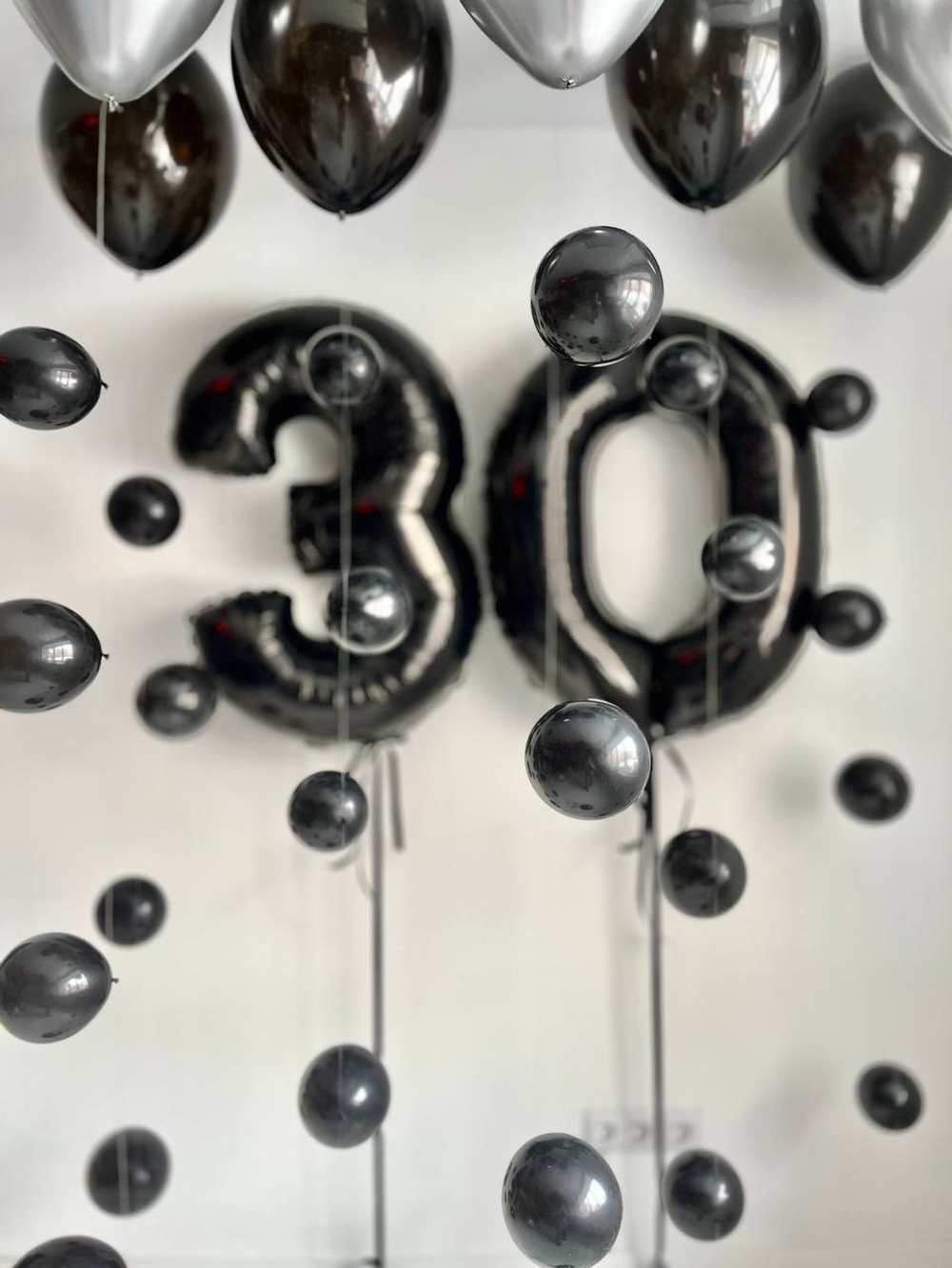 Воздушные шары на 30 лет черный/серебро, мини фотозона №2656