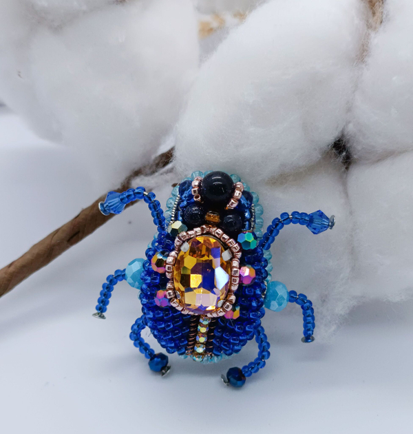 Брошь ручной работы ЖУК из бисера и страз, кристаллов. / подарок любимой, маме, коллеге, подруге / бижутерия / оригинальный подарок /