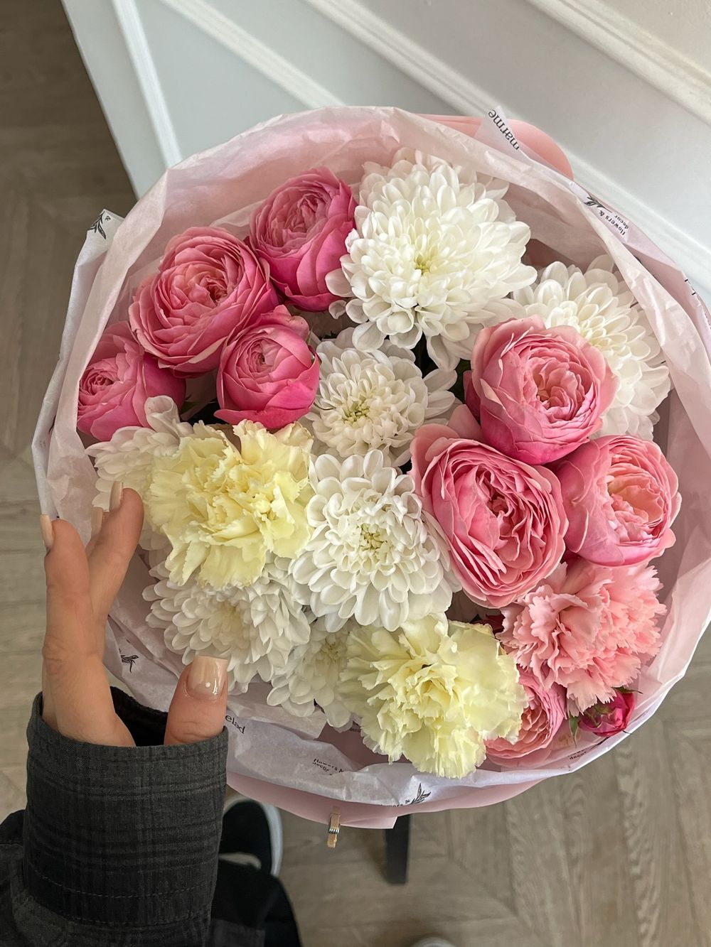 Букет сборный из кустовых пионовидных роз, диантусов и хризантемы