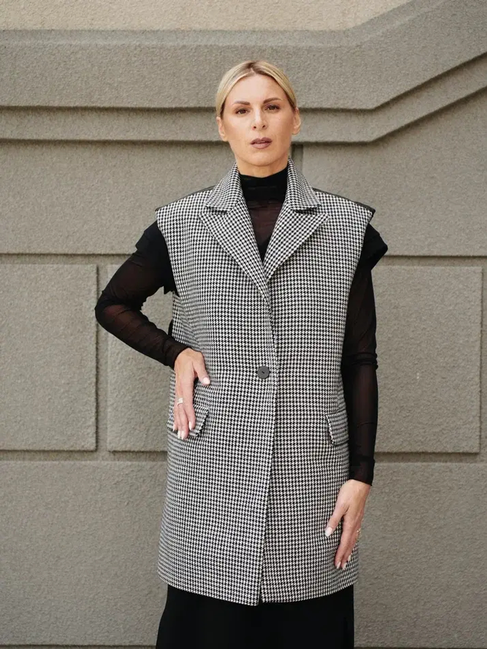 Комбинированный жилет в трендовой расцветке гусиная лапка