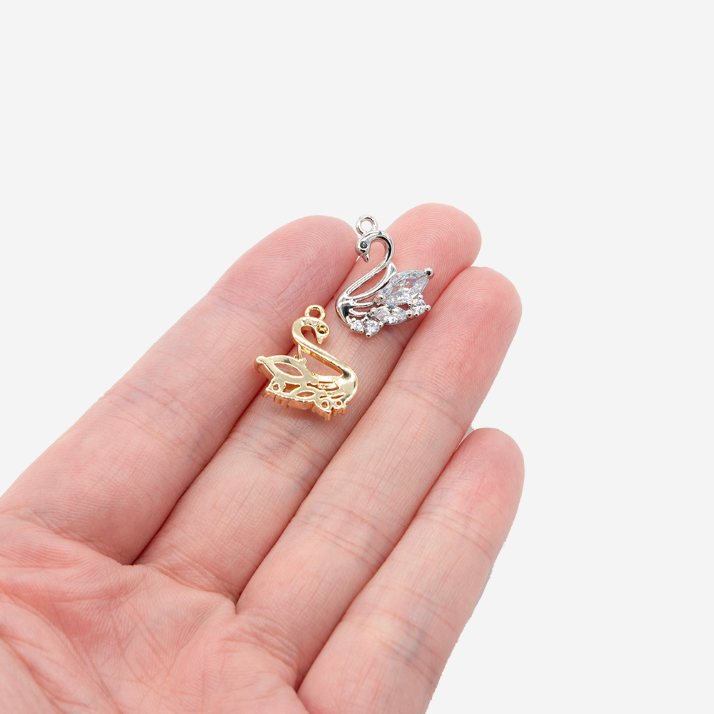 Подвеска "Лебедь", фианиты, прозрачное ювелирное стекло, 16,2*14,3мм, родирование