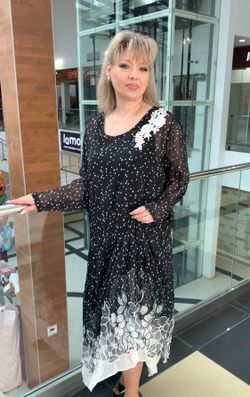 Нарядное длинное платье-двойка с оригинальным белым принтом