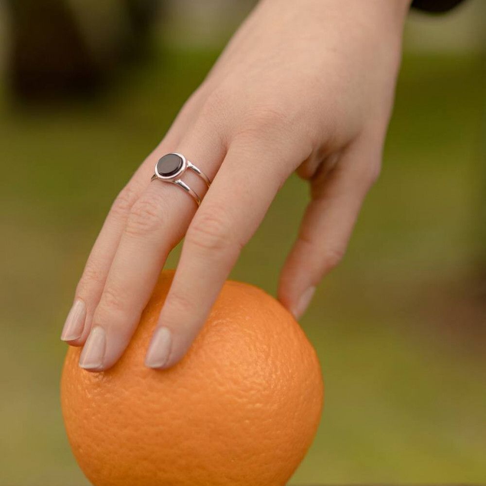 Кольцо двойное с круглым вишневым янтарем