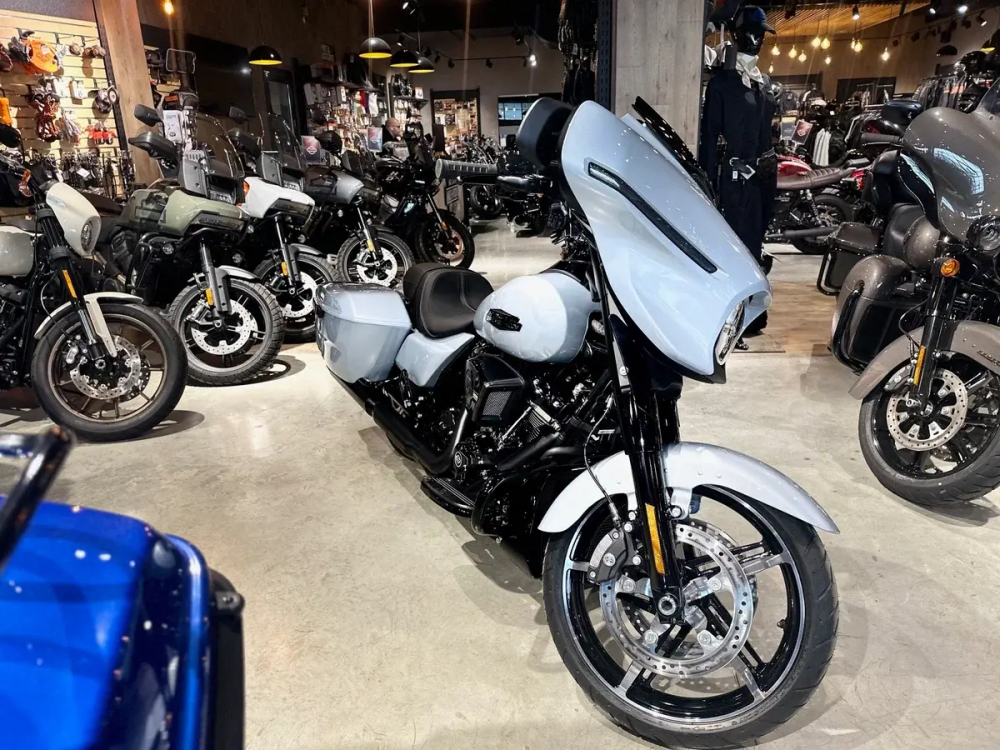 Harley-Davidson Street Glide 117 ATLAS SILVER METALLIC (BLACK TRIM) с НДС