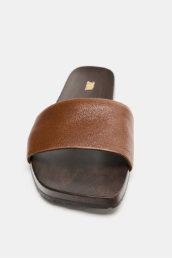 ZARA САНДАЛИИ ИЗ МЯГКОЙ КОЖИ НА ПЛОСКОЙ ПОДОШВЕ, КОРИЧНЕВЫЙ