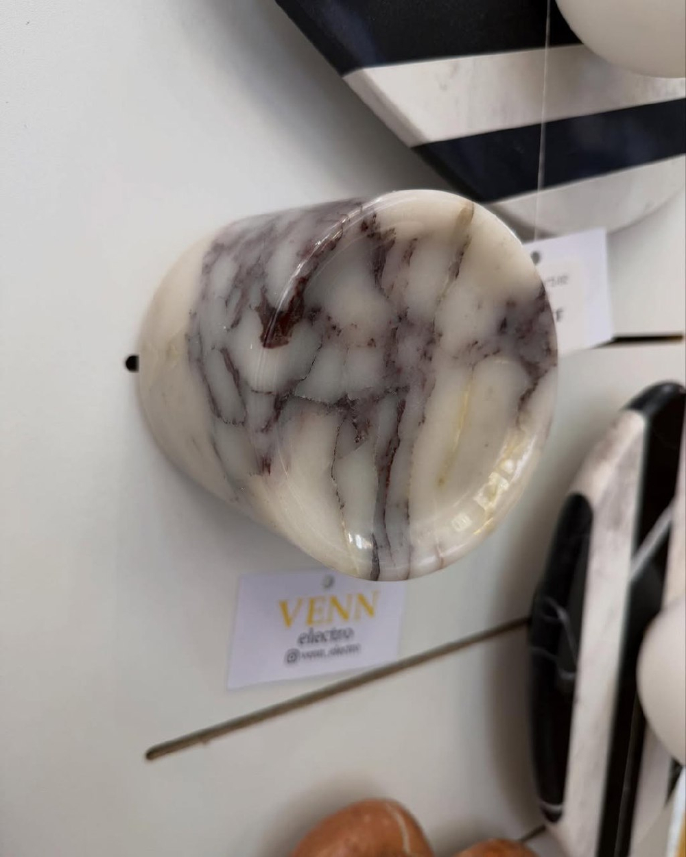 Настенное бра из натурального мрамора, представлено в двух размерах.