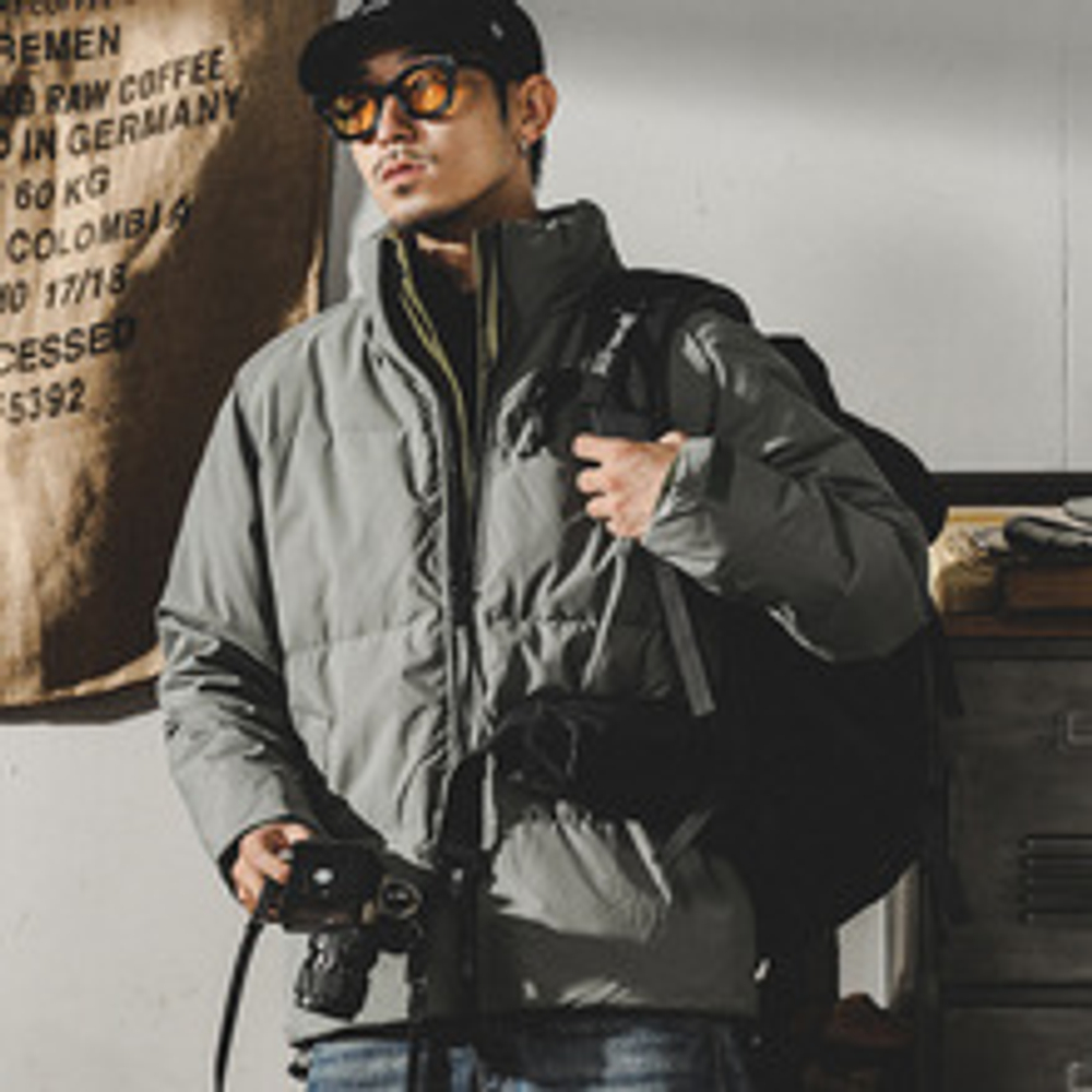 Короткий пуховик с воротником без капюшона на утином пуху с надписью на спине