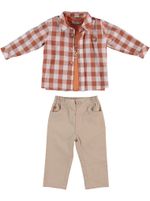 рубашка с футболкой и брюками