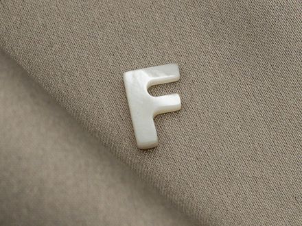 Бусина-подвеска буква  F, перламутр