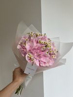 Авторский букет из гортензии и ромашки