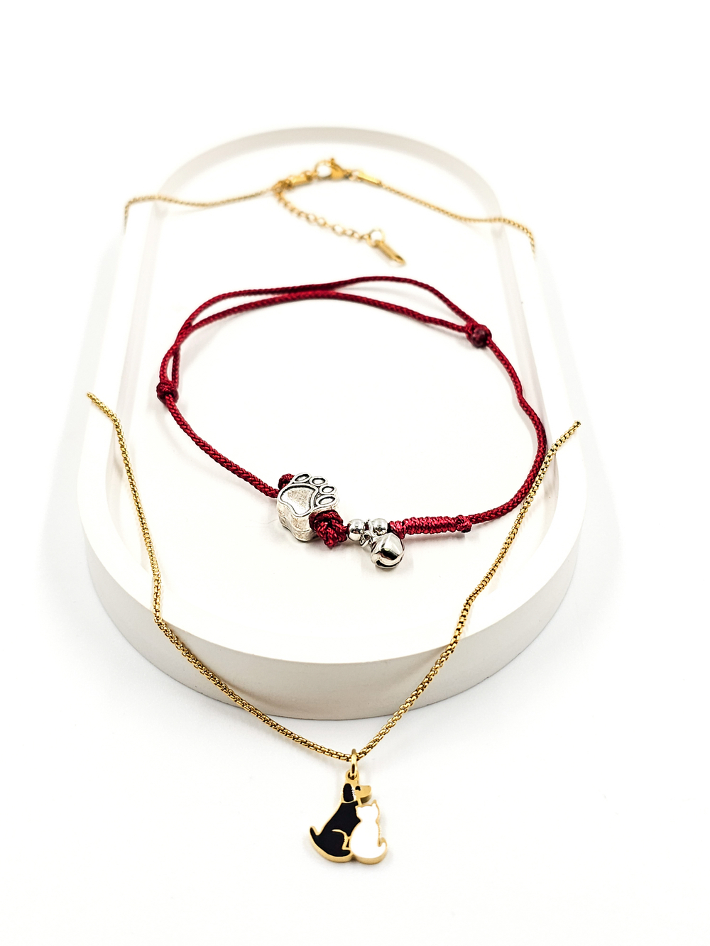 Комплект добра. Браслет из красной нити и подвеска.