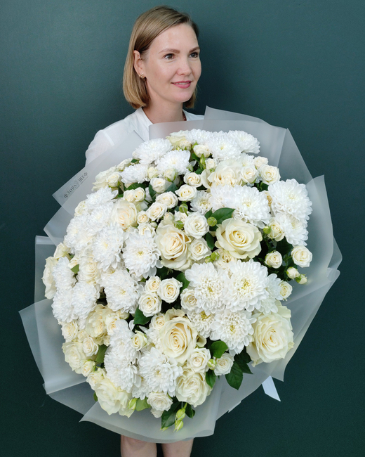 Большой букет из белых роз и хризантемы(00335)