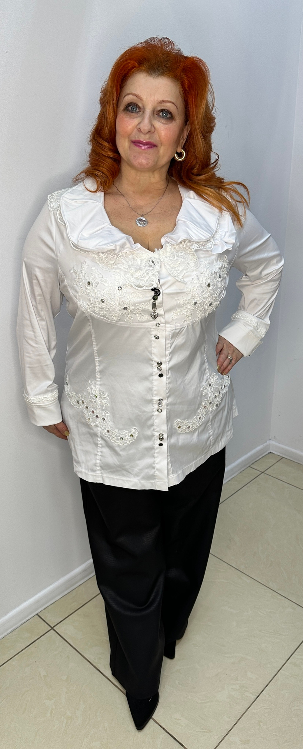 Белая рубашка-туника с кружевной вышивкой