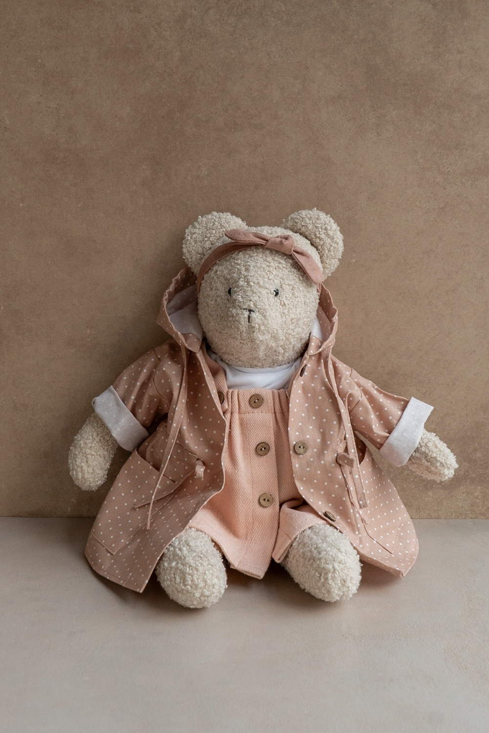 Мишка бежевый в пыльно-розовой парке в горошек