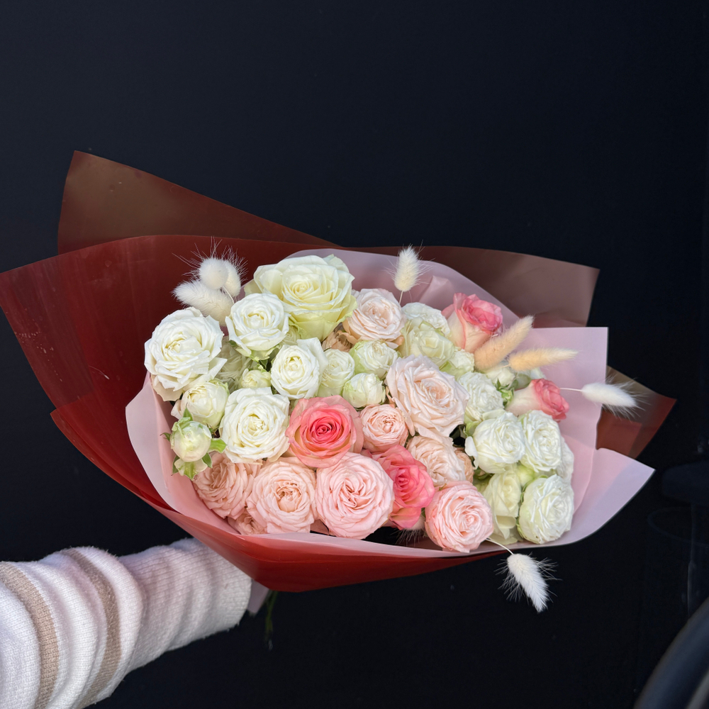 Букет из микса роз с полевым лагурусом